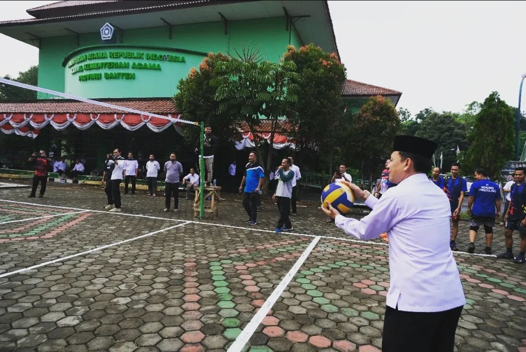 Kepala Kanwil Kemenag Banten, Nanang Fatchurachman melakkan servis pada pertandingan final bola voli antar Satker